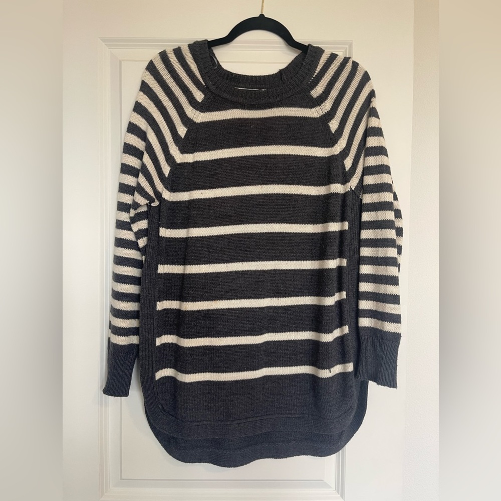 RD Style Women’s Sweater, Size Medium
